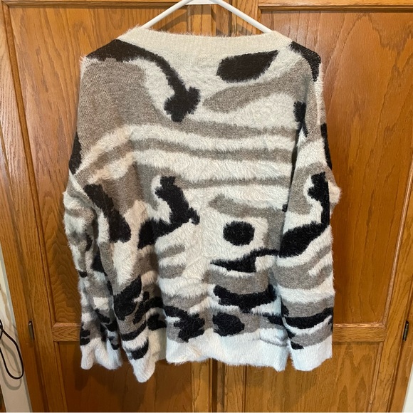 🆕 Davi & Dani Pixel Camo Pullover Sweater - Picture 2 of 3